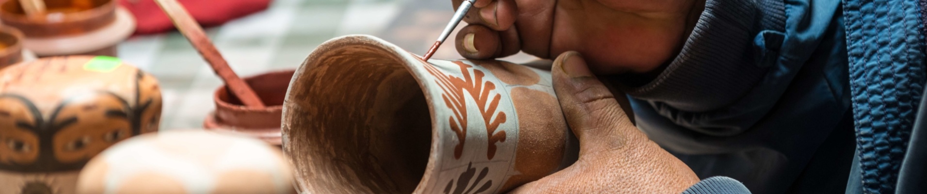Péruvien artisan peintre, poterie, Pérou