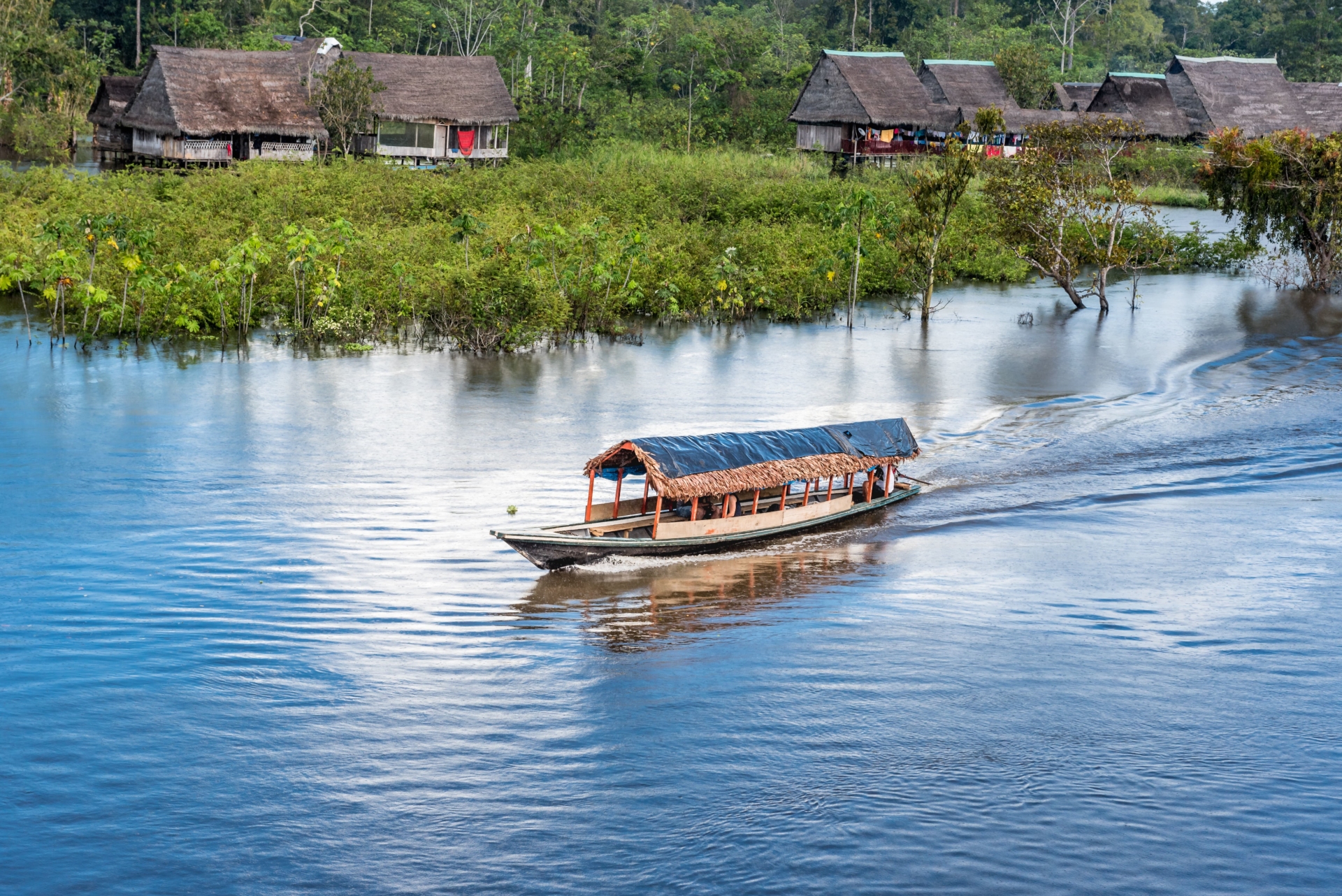bateau-pirogue-fleuve-amazone-perou