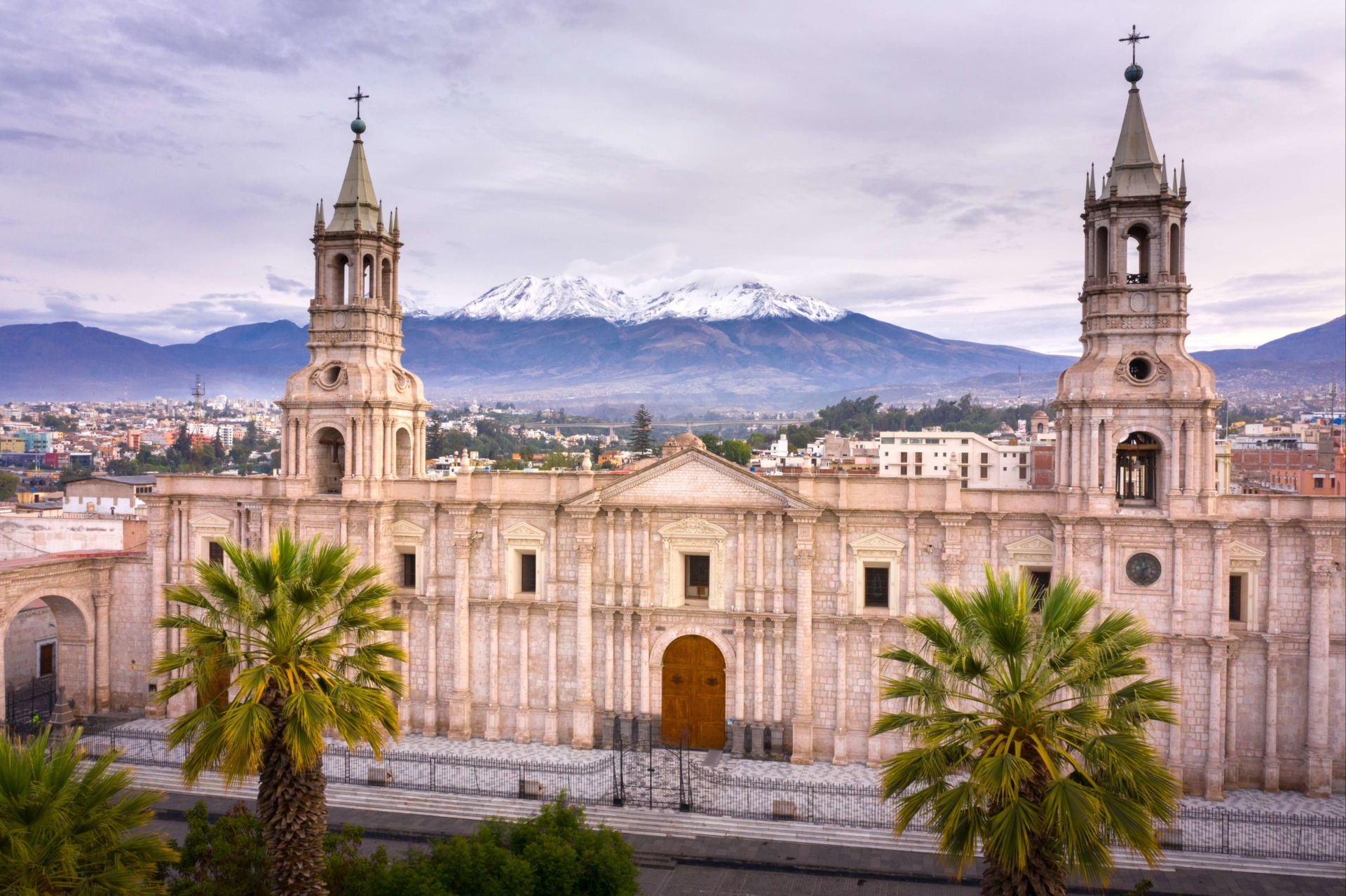 cathedrale-arequipa-montagne-perou