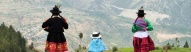 Femmes péruviennes et enfant en costume traditionnel, Ayacucho, Pérou