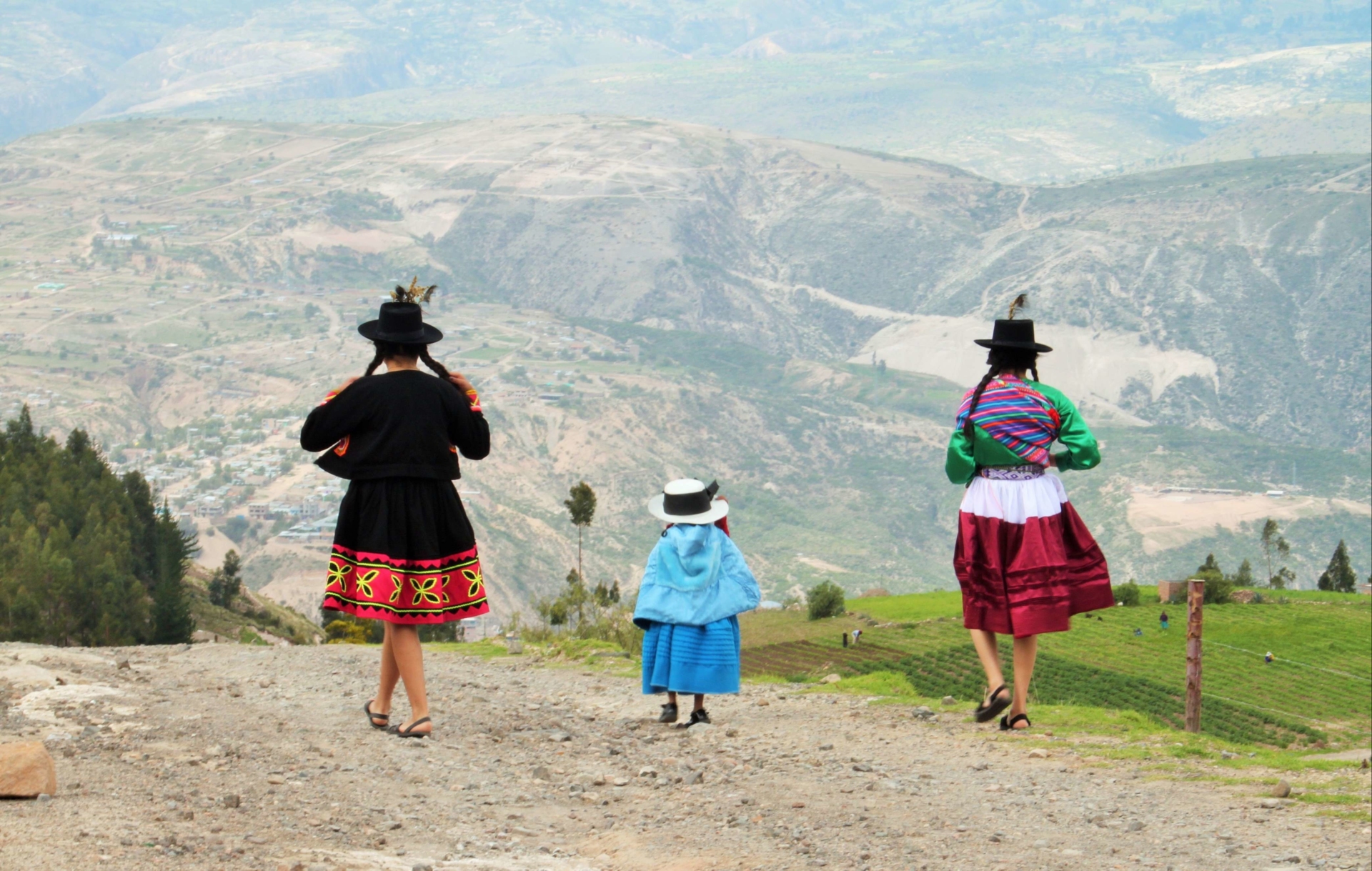 Femmes péruviennes et enfant en costume traditionnel, Ayacucho, Pérou