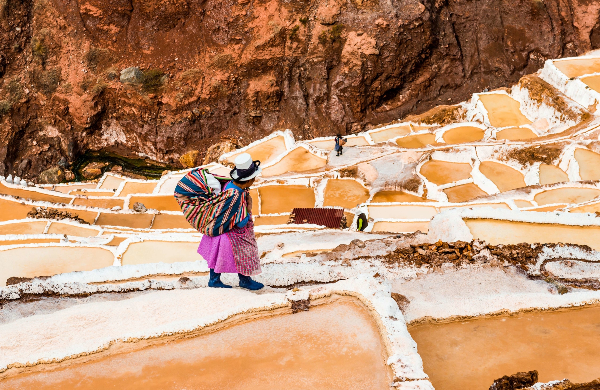 femme-salines-maras-perou
