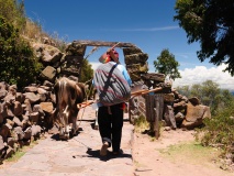 homme-marchant-quechua-lac-titicaca