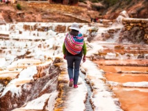 homme-marche-saline-maras-perou