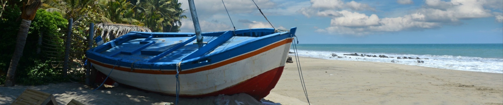 Vue sur un bateau, bord de mer, plage,Pérou