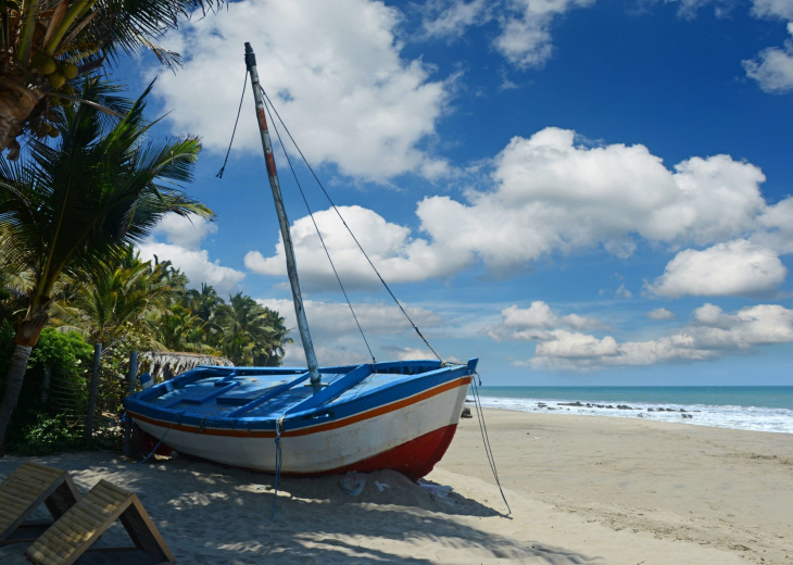 Vue sur un bateau, bord de mer, plage,Pérou