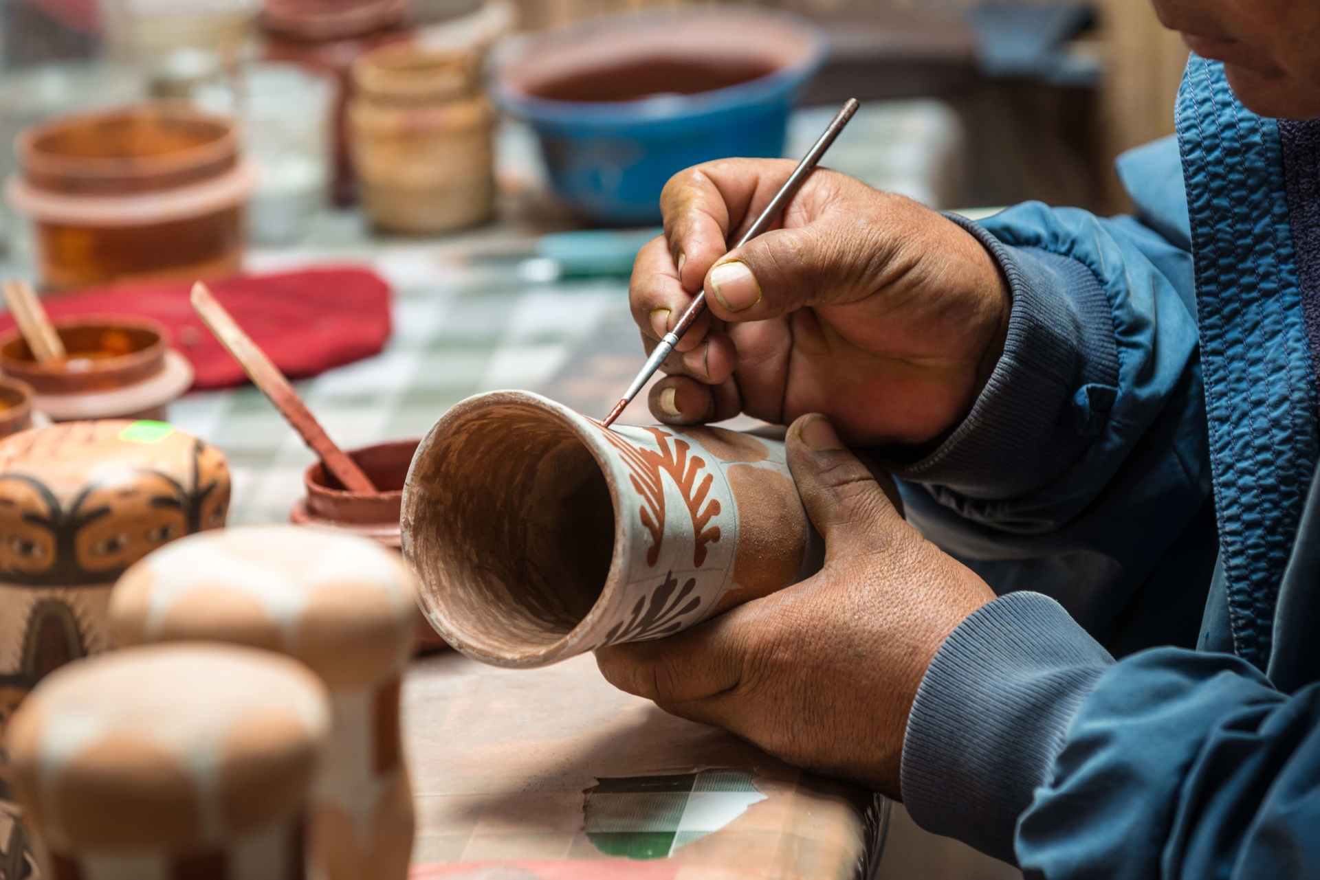 Péruvien artisan peintre, poterie, Pérou