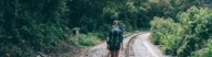 Femme randonnant sur les rails en direction du Machu Picchu